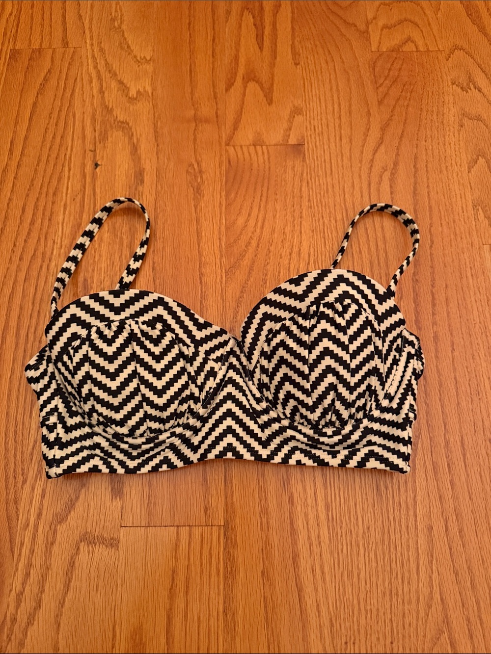 Xhiliration Black & White Zigzag Bikini Top Size Medium